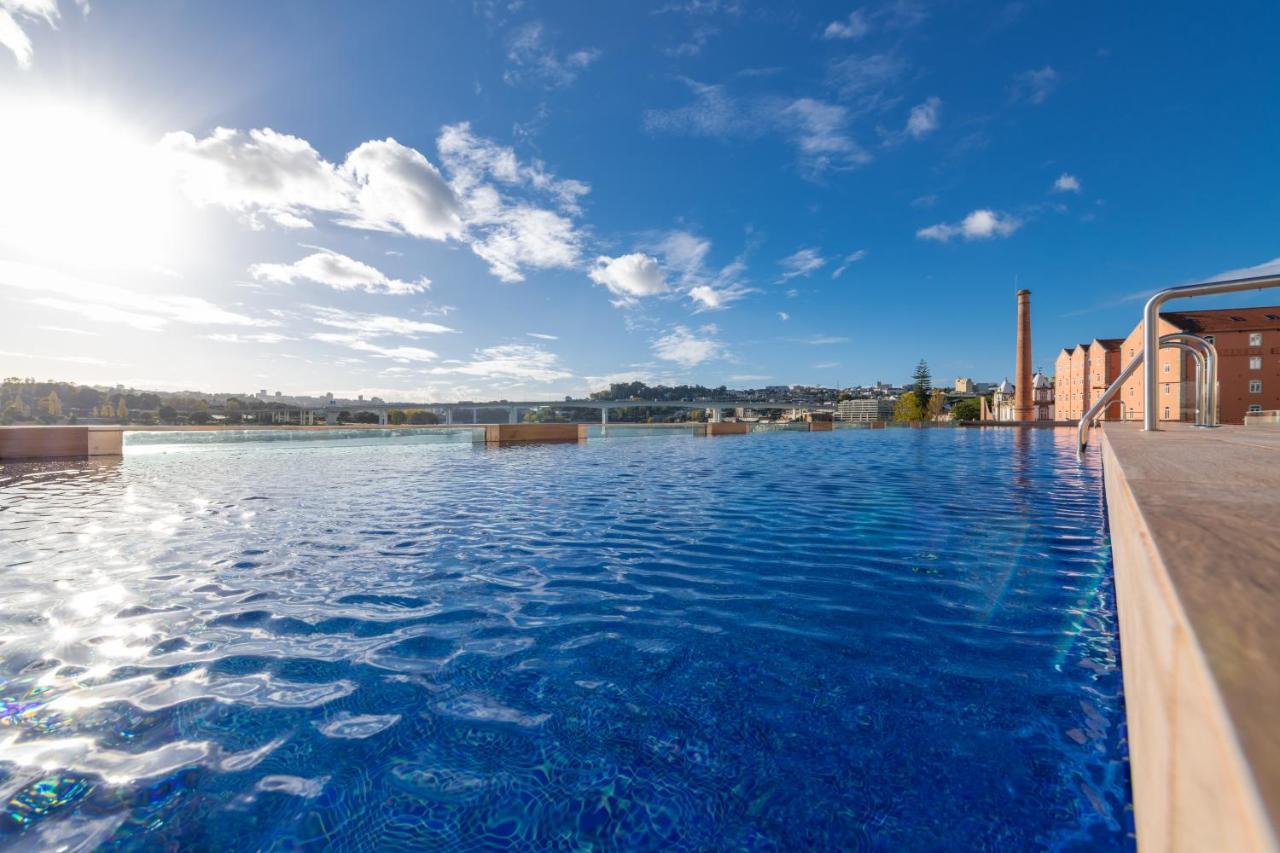 Pestana Douro Riverside - Preferred Hotels & Resorts, Lifestyle Valbom  Bagian luar foto The rooftop pool at the hotel