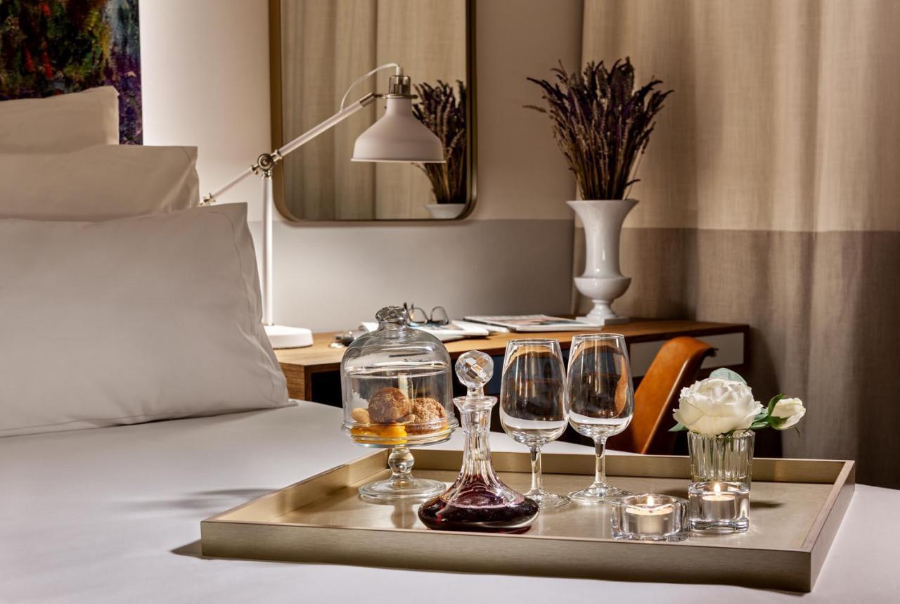 Pestana Douro Riverside - Preferred Hotels & Resorts, Lifestyle Valbom  Bagian luar foto A tray with a decanter, wine glasses, and a candle holder